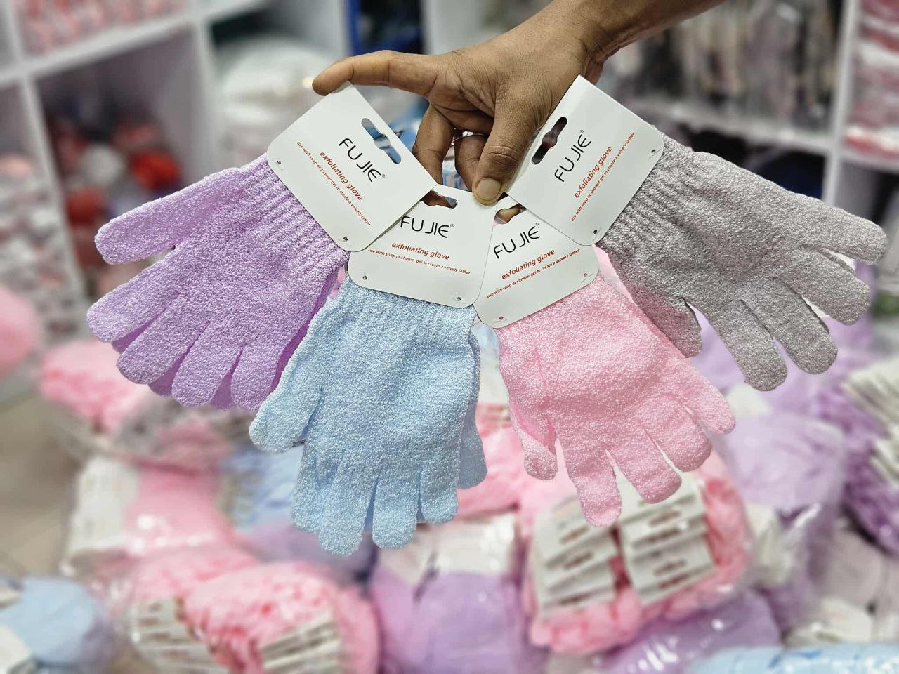 Exfoliating glove