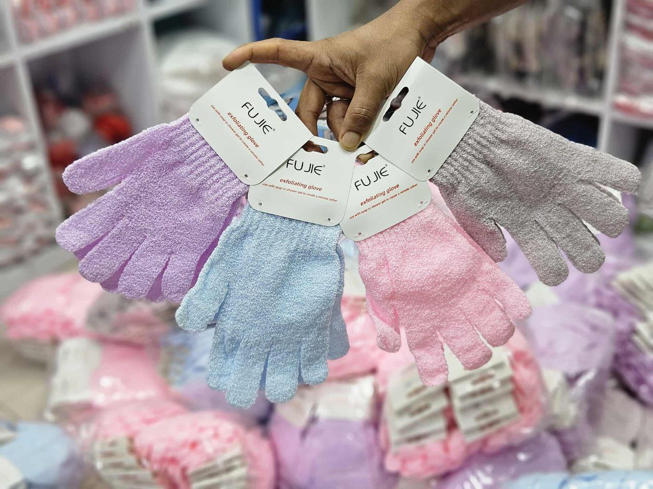 Exfoliating glove