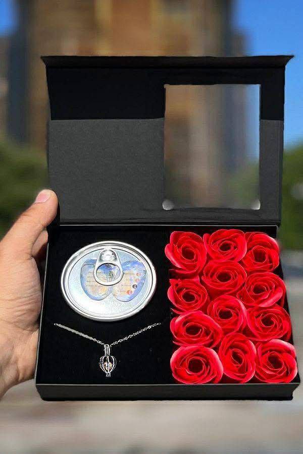 Oyester Pearl Necklace With 12 Pcs Red Rose