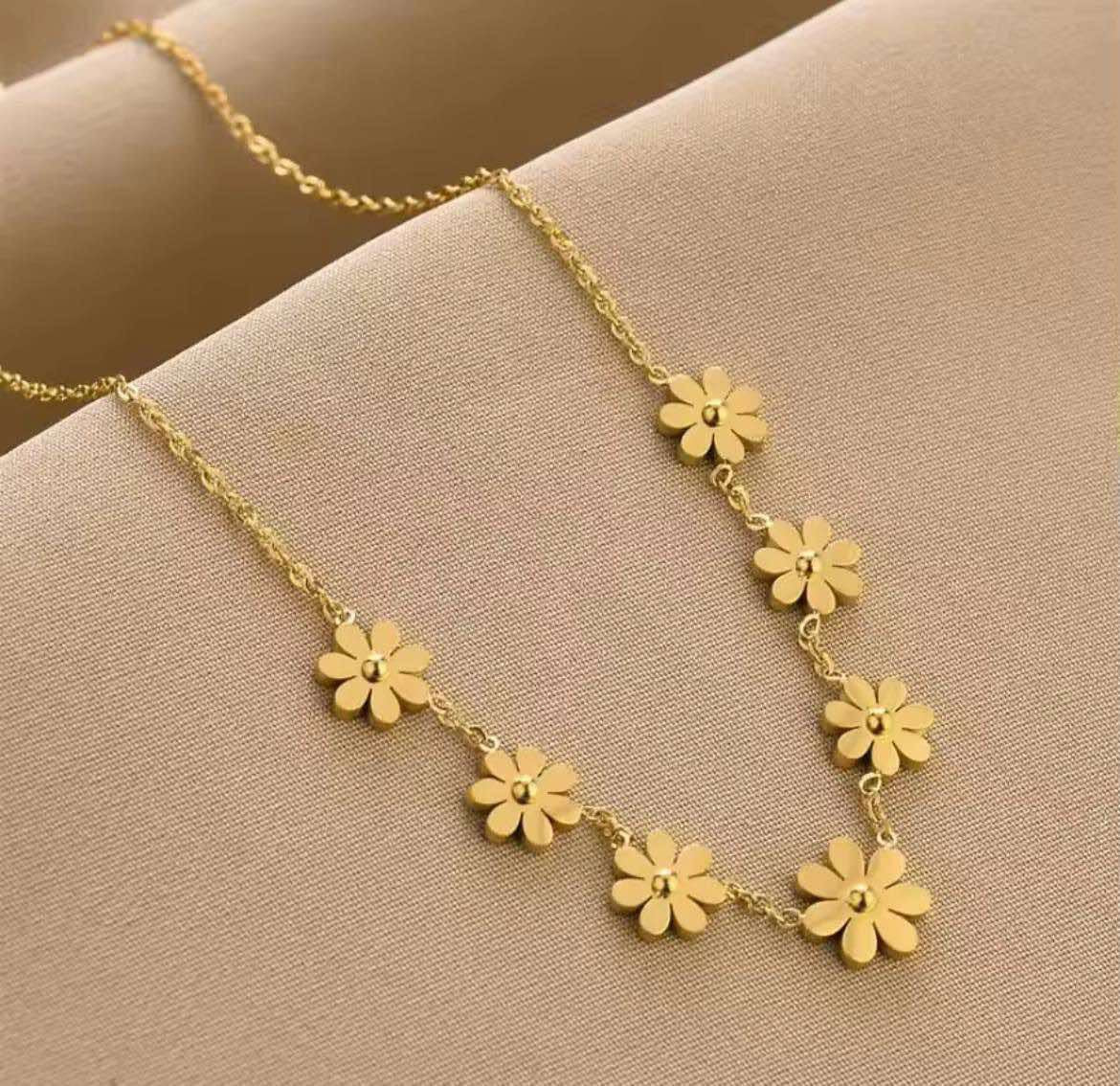 7 Flower Pendent Necklace ( Color Guarantee)