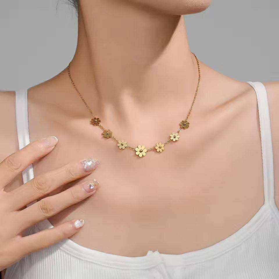 7 Flower Pendent Necklace ( Color Guarantee)