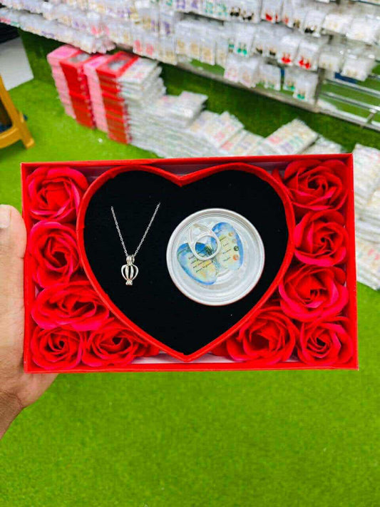 Oyester Pearl Necklace With 12 Pcs Red Rose