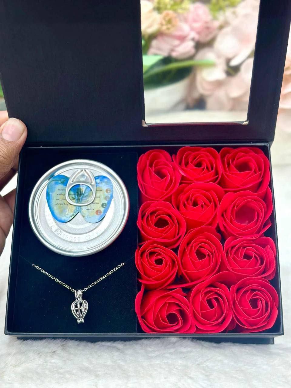 Oyester Pearl Necklace With 12 Pcs Red Rose