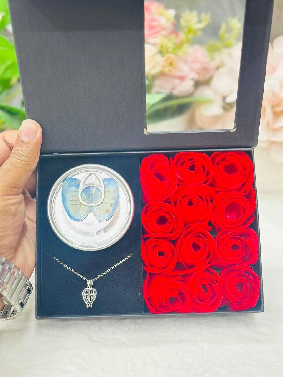 Oyester Pearl Necklace With 12 Pcs Red Rose