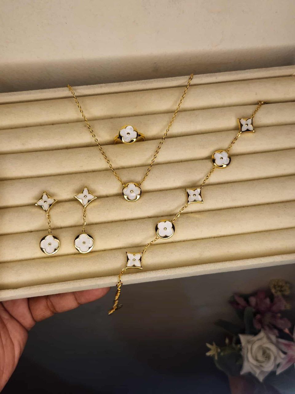 Louis Vuitton pendent Set